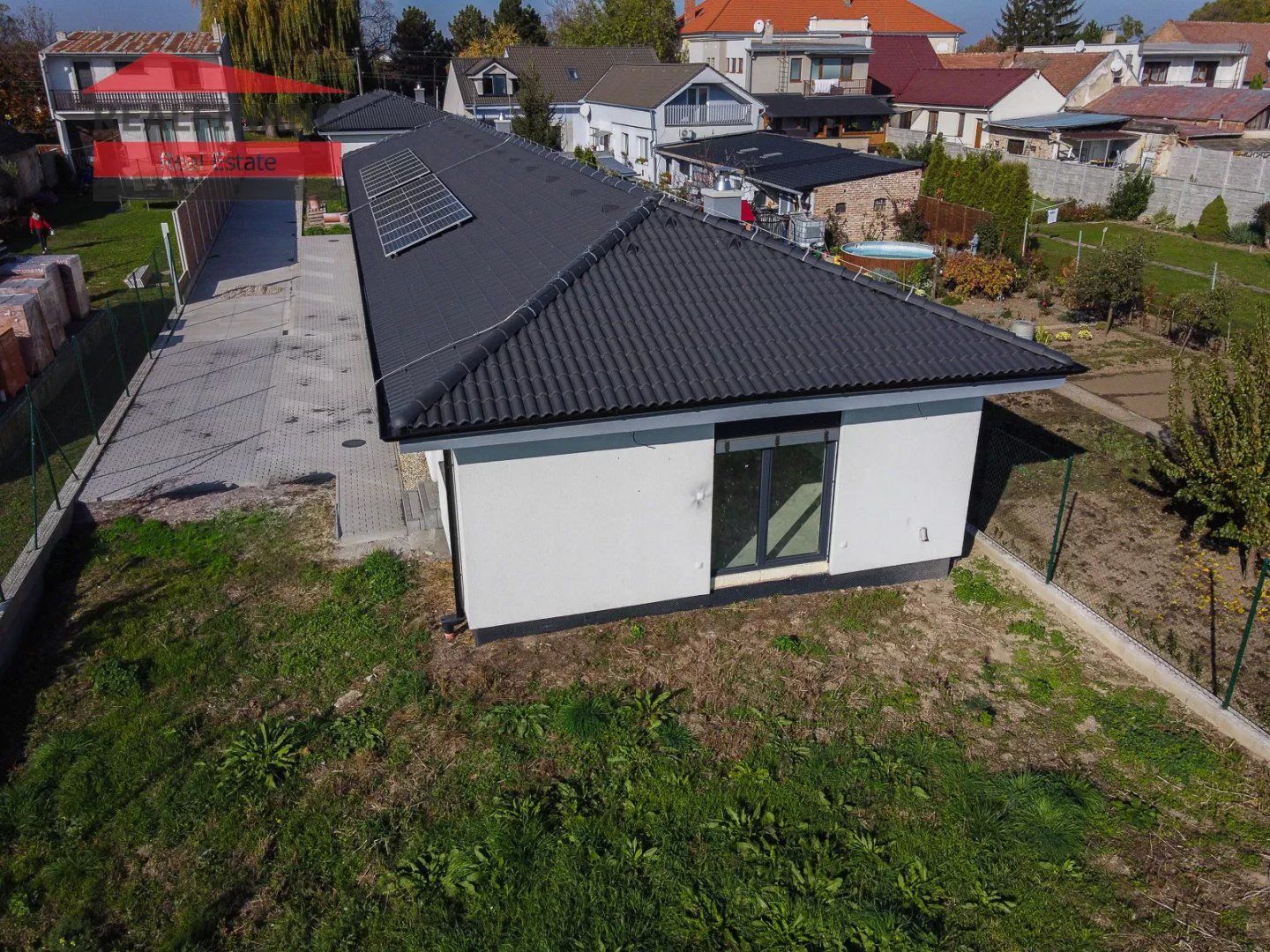 Rodinný Dom s Dvomi bytovými jednotkami, 6 x parkovacie miesto, pozemok 886 m2, fotovoltaika, Hrnčiarovce nad Parnou!