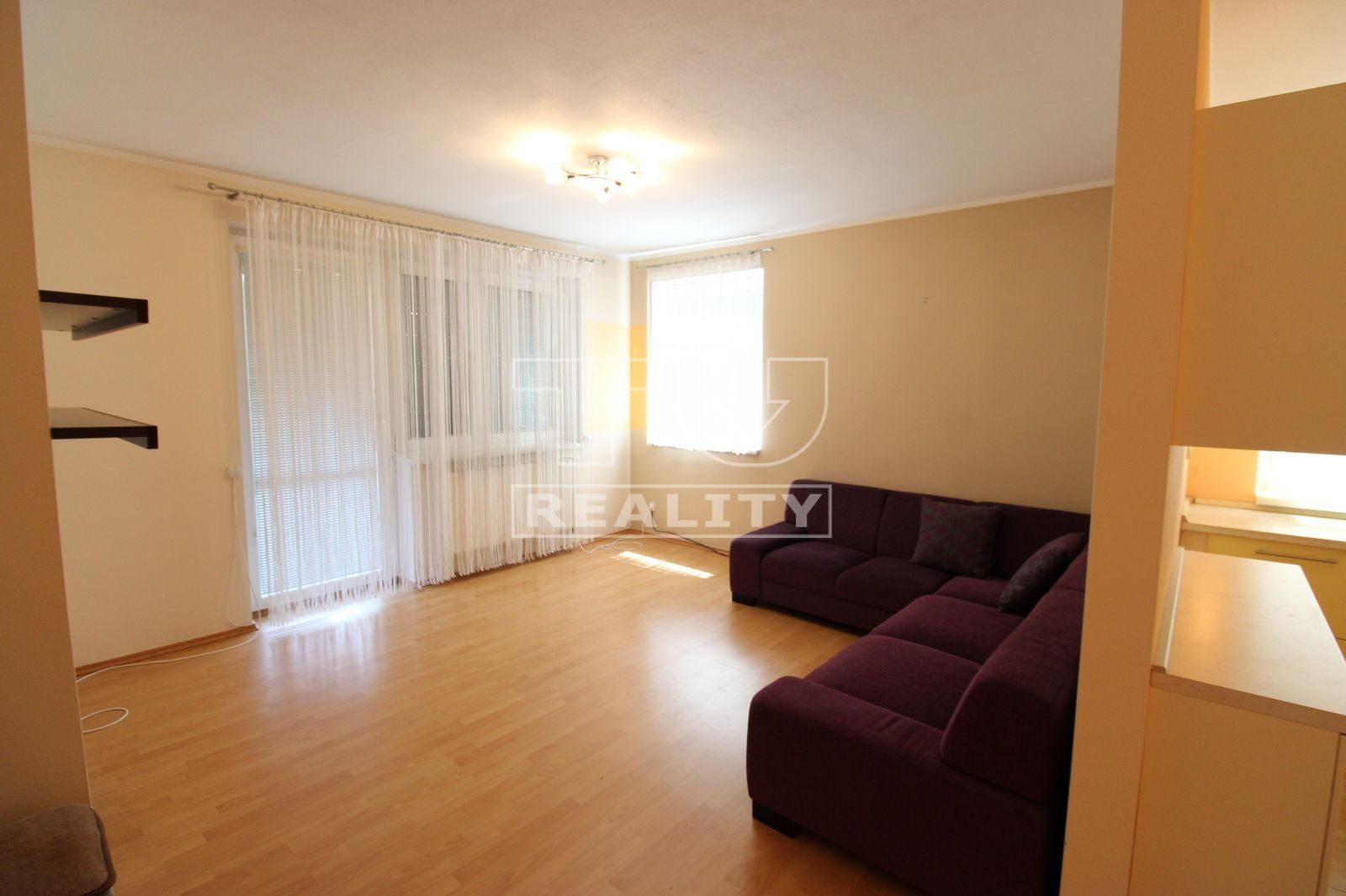 2i byt (59 m²) Rovinka, garážové státie v cene, loggia, staršia novostavba