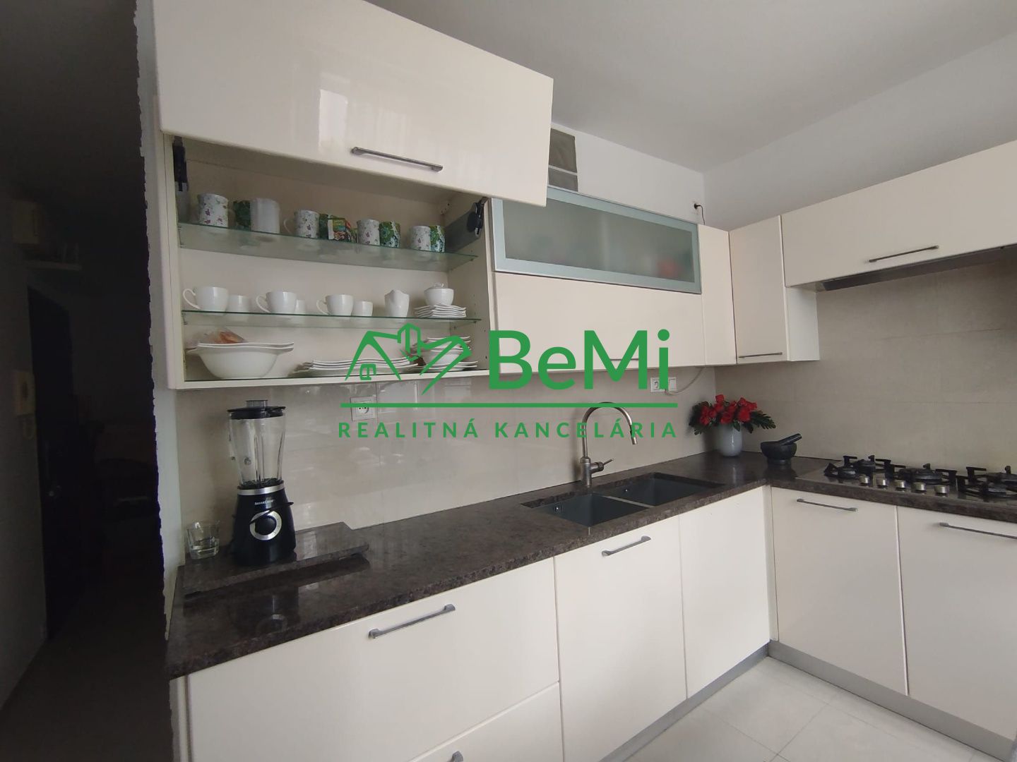 Predaj - nadčasový 3 izbový byt - Piešťany -  ID 200-113-LUGUa