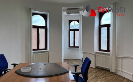 Kancelársky priestor o výmere 107 m2 s vlastným zázemím v centre mesta na Šafárikovom námestí.