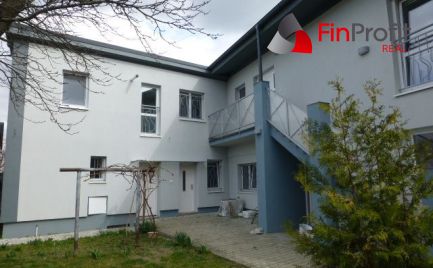Na prenájom zrekonštruovaný kancelársky priestor o výmere 85 m2 s vlastným vstupom.