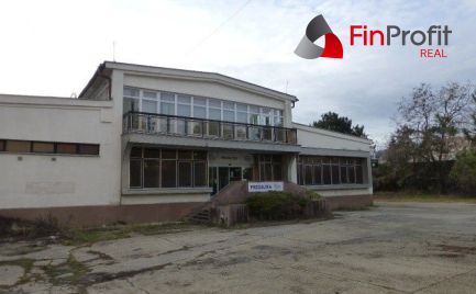 Obchodno-skladový priestor 715 m2 so vstavanou administratívnou časťou.