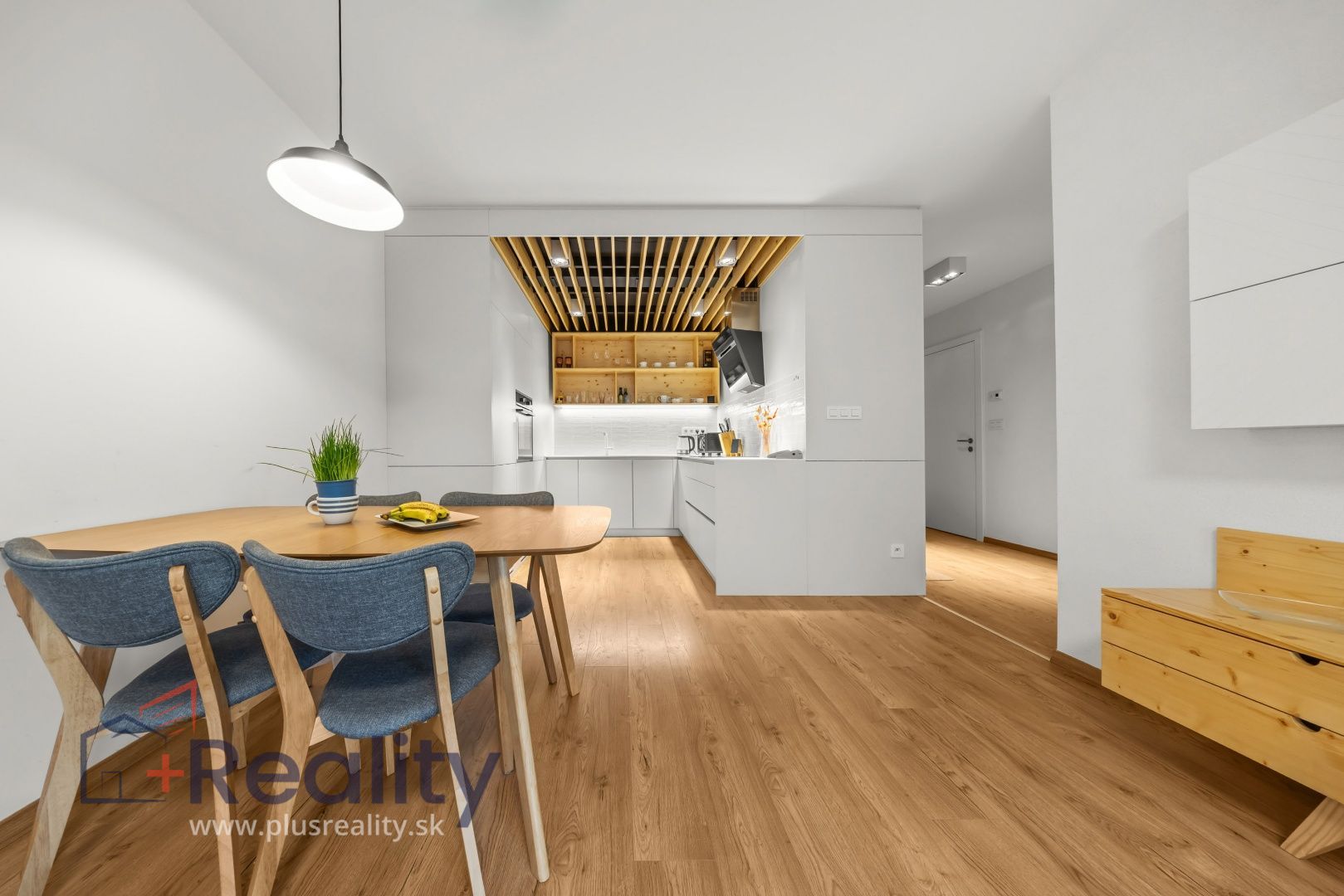 REZERVOVANÉ | Štýlový 2-izb. byt v URBAN RESIDENCE pri Račianskom mýte, otočený do zeleného dvora, loggia, na mieru zariadený, na predaj.