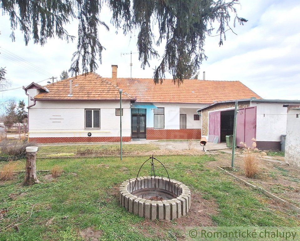 Zachovalý trojizbový rodinný dom s garážou v centre podunajskej obci Kravany nad Dunajom