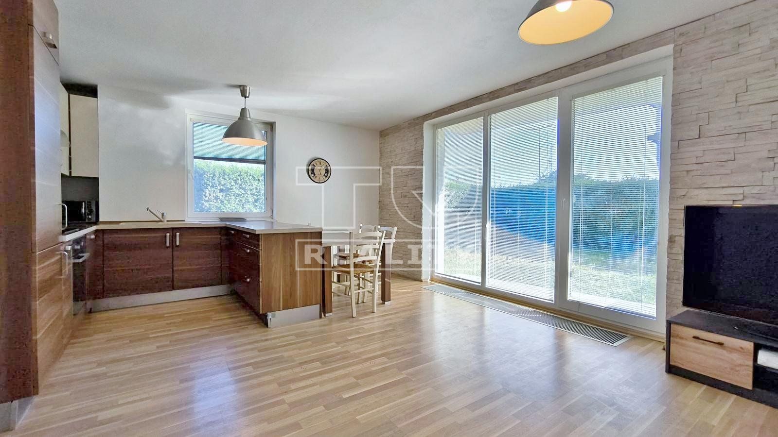 Perfektný 3-izbový byt s veľkou predzáhradkou a terasou, ideálny pre rodiny, 59,26 m²