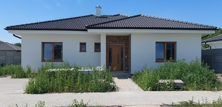 Rôzne 4-izbové rodinné domy zhotovené v štandarde s tepelným čerpadlom alebo s kuchynskou linkou