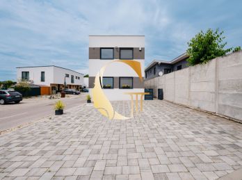 GODDESS PROPERTY - exkluzívne - PREDAJ - 5 IZBOVÝ rodinný dom s terasou a PARKINGOM - NOVOSTAVBA - 150 M2 - pozemok 418 m2 - Športová ulica - CHORVÁTSKY GROB