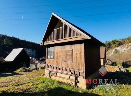 Na predaj záhradná chatka s pozemkom 244 m2 v Malých Uherciach – pokojné miesto pri lese