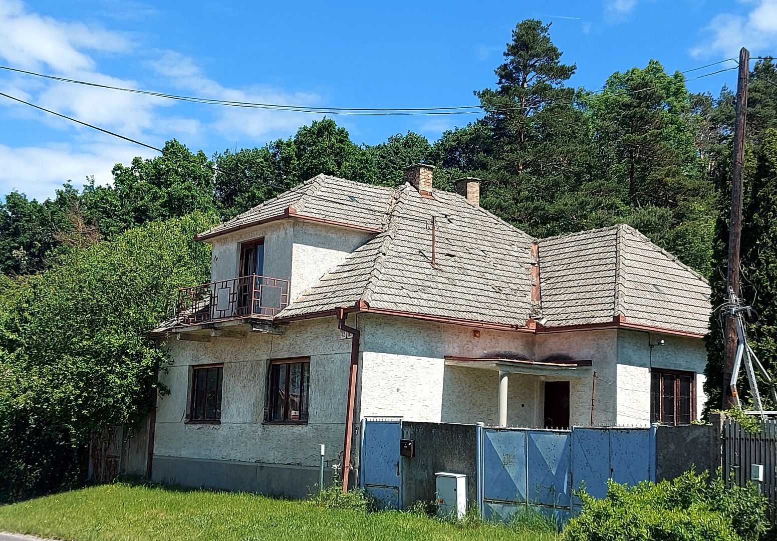 4 izbový dvojpodlažný Rodinný dom (v pôvodnom stave), na rozľahlom slnečnom pozemku 1935 m2, projekt na výstavbu 3 RD