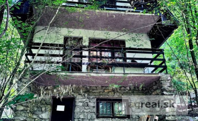 Murovaná 3-izb. chata na rozľahlom pozemku 1.978 m2, lesné prostredie, Marianka