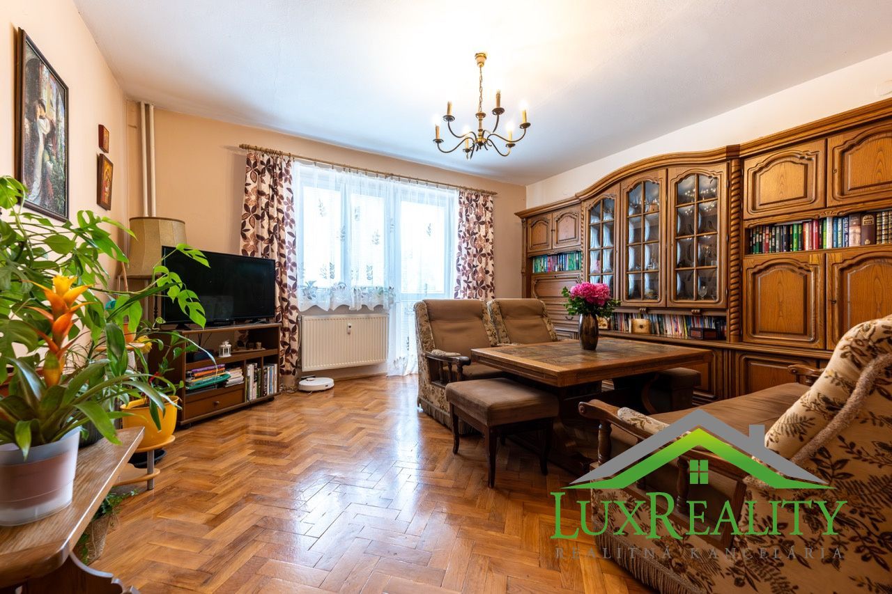 Priestranný 4-izbový byt s garážou a 4 balkónmi Stará Turá