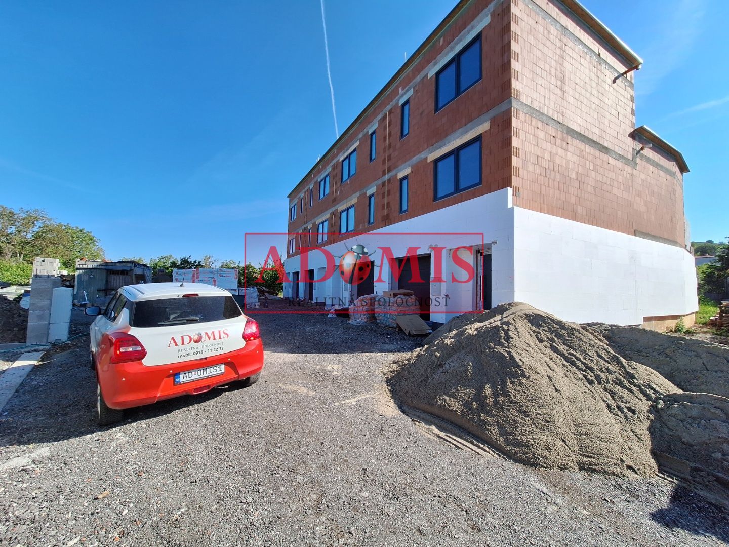 ADOMIS - predám exkluzívny 4-izbový tehlový dom 220m2,garáž,2x kúpelňa,2x kuchyňa,3x wc,terasa 2x,záhradka,Nižná Hutka.