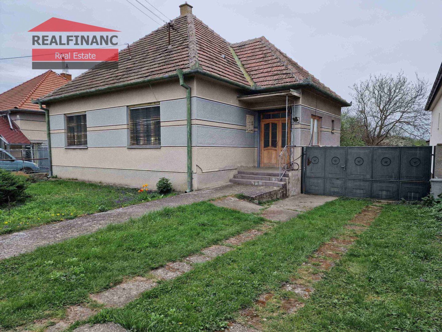 REALFINANC – 100% aktuálny! Cca 40 ročný - 3 izbový rodinný dom s garážou, pozemok 900 m2, Žlkovce !
