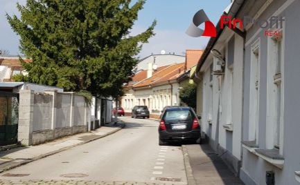 Predám RD v Nitre pod hradom pri parku s výhľadom na hrad.