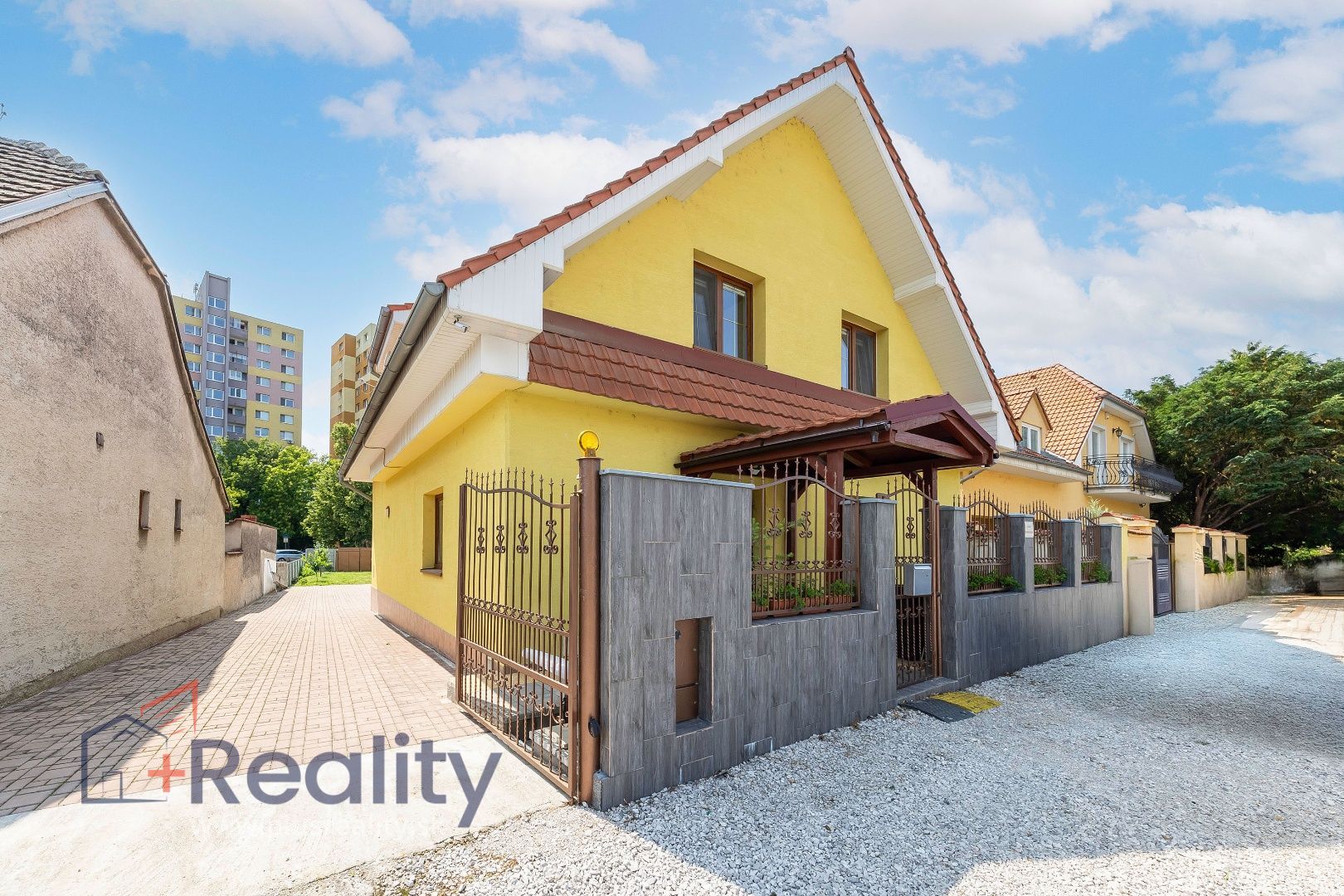 Krásny 9 izbový rodinný dom na Podzáhradnej ulici vo vstupnej časti Podunajských Biskupíc na predaj!