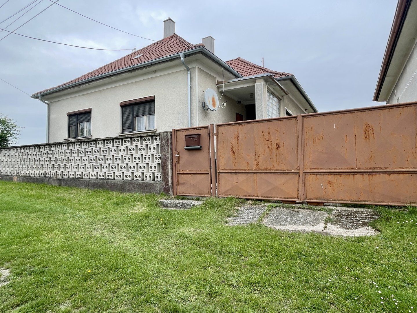 VRAKÚŇ – 3-IZBOVÝ RODINNÝ DOM NA PREDAJ V KĽUDNEJ ČASTI OBCE NA 8 ÁROVOM POZEMKU