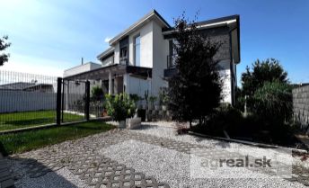 Predaj- kvalitná 2- podl. 4-izb. nízkoenergetická novostavba RD s 3 x parkingom (časť dvojdomu- ÚP 107 m2 + 20 m2 terasa, 238 m2 pozemok v ochrannom pásme kúpeľov) v novej štvrti obce Banka, ul. Morav
