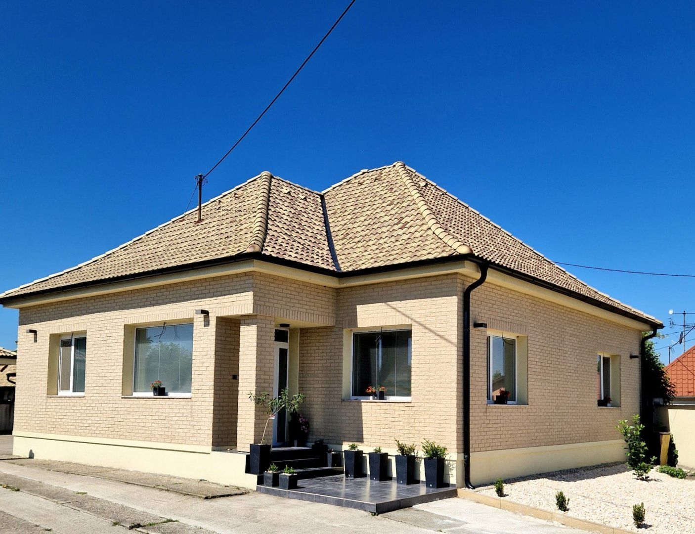 Skvelá ponuka!!! Znížená cena!!!Na predaj kompletne zrekonštruovaný rodinný dom na priestrannom pozemku 1187 m2 v obci Vydrany, novostavba: dvojgaráž 