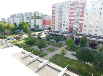 Veľký svetlý 1-izbový byt, samostatné priestory, uzavretá lodžia, tichá lokalita v centre Vrakune
