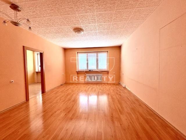 NA PREDAJ IDEÁLNY, VEĽKOMETRÁŽNY 4-IZBOVÝ BYT (88 m2), S GARÁŽOU, PREROBENÝ, 2 BALKÓNY, S DVOROM, CENTRUM TRENČÍNA,