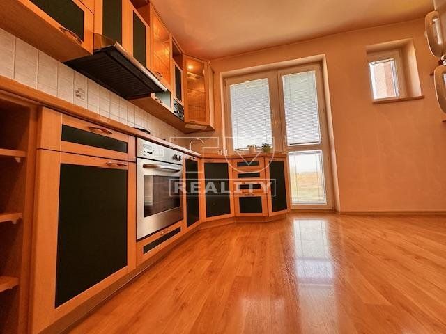 NA PREDAJ IDEÁLNY, VEĽKOMETRÁŽNY 4-IZBOVÝ BYT (88 m2), PREROBENÝ, 2 BALKÓNY, S DVOROM, CENTRUM TRENČÍNA.