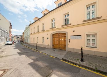 Kancelária 55,80m2 na prízemí historickej budovy, v centre na Panenskej ulici, Staré Mesto