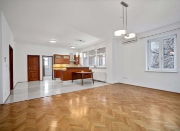 NA PREDAJ - Jedinečný staromestský byt