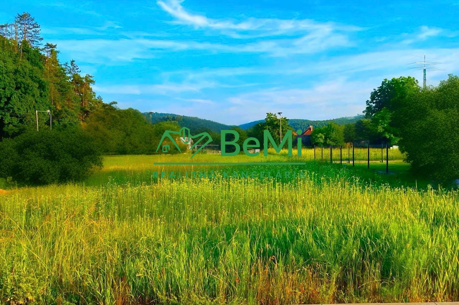 Predaj – stavebný pozemok Uhrovec 503 m²
