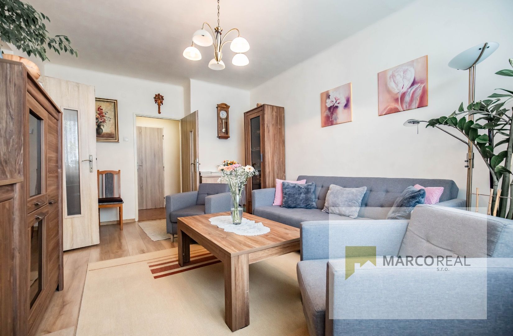 2-izb. byt v HLOHOVCI  Za Poštou, výmera 50,44 m2 + loggia, po kompletnej rekonštrukcii, 2x pivnica