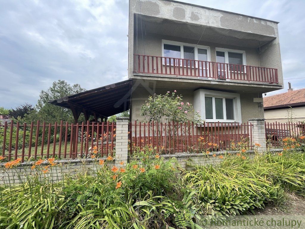Štvorizbový rodinný dom s garážou v kľudnej uličke v Palárikove