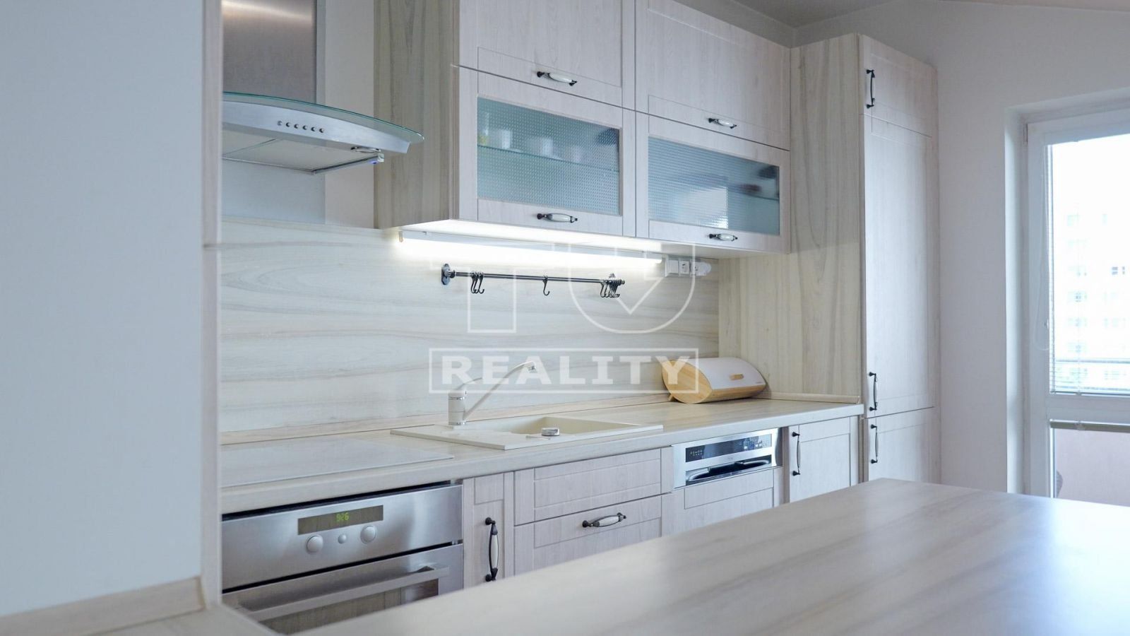 ZARIADENÝ 4 IZBOVÝ PODKROVNÝ BYT V KYSUCKOM NOVOM MESTE, 2 BALKÓNY, 84m²