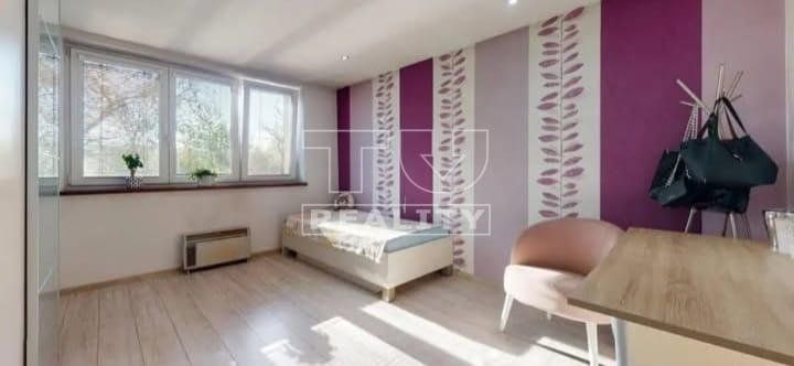 Byt na jednotku- veľkometrážny 3 izbový byt s loggiou, parkovaním, možnosťou krbu a záhradkou- tehla, 97m2, Prievidza