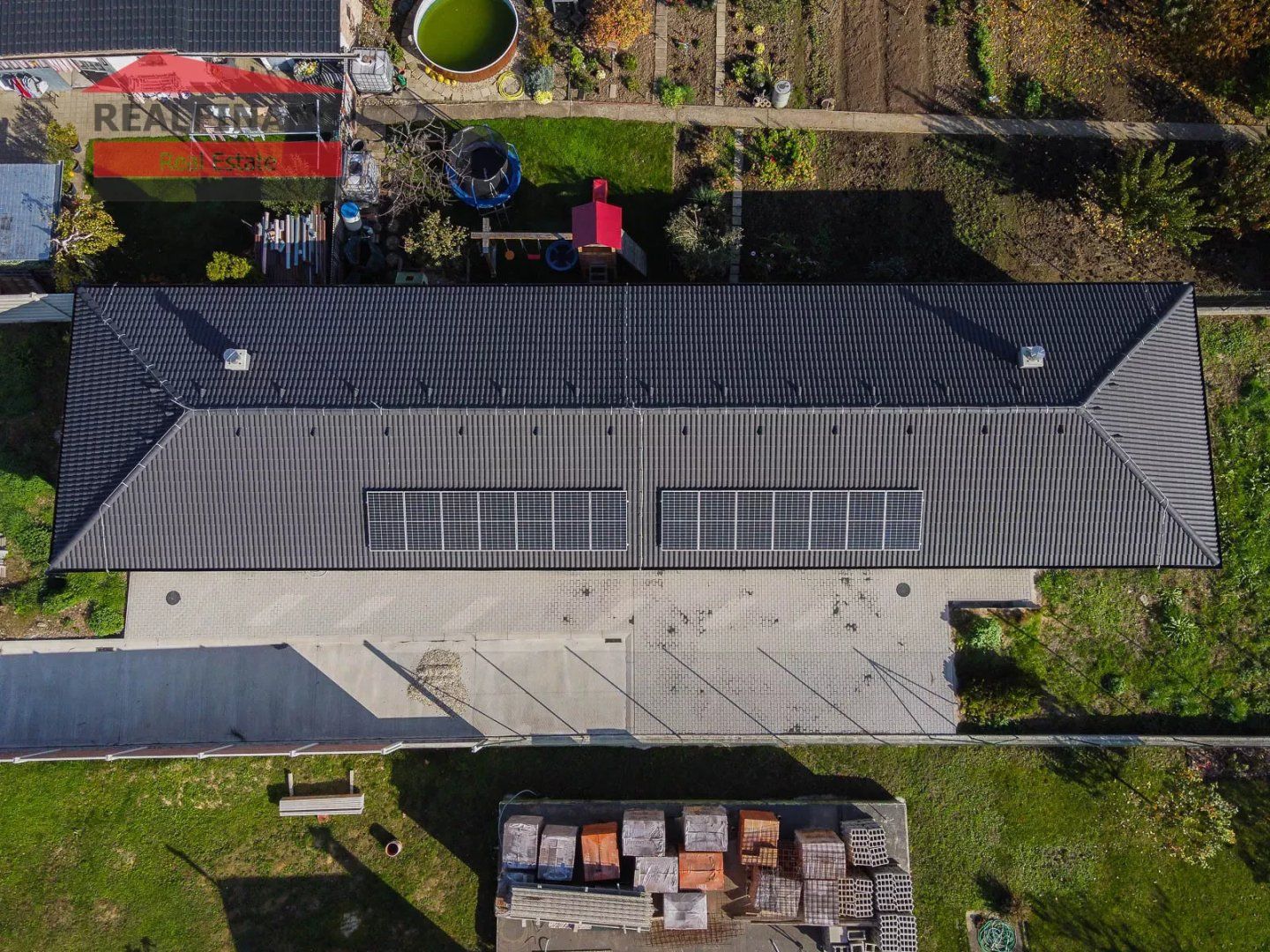 Rodinný Dom s Dvomi bytovými jednotkami, 6 x parkovacie miesto, pozemok 886 m2, fotovoltaika, Hrnčiarovce nad Parnou!