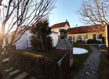 Príjemný rodinný dom s garážou, v blízkosti Pezinka na PREDAJ