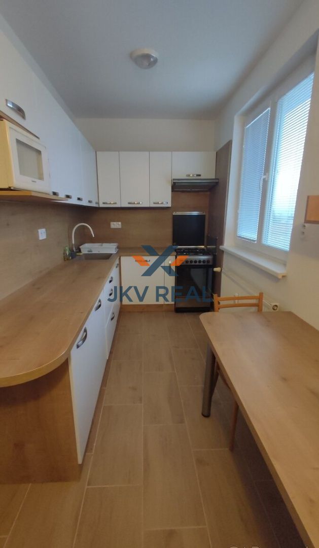 Na prenájom zariadený 2-izbový byt po rekonštrukcii s loggiou – Prievidza, Š. Králika