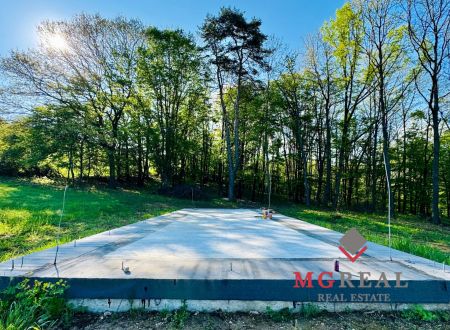Na predaj výnimočný pozemok 6882 m² priamo v lese so začatou stavbou drevodomu – s projektovou dokumentáciou a vydaným stavebným povolením – Veľké Uherce