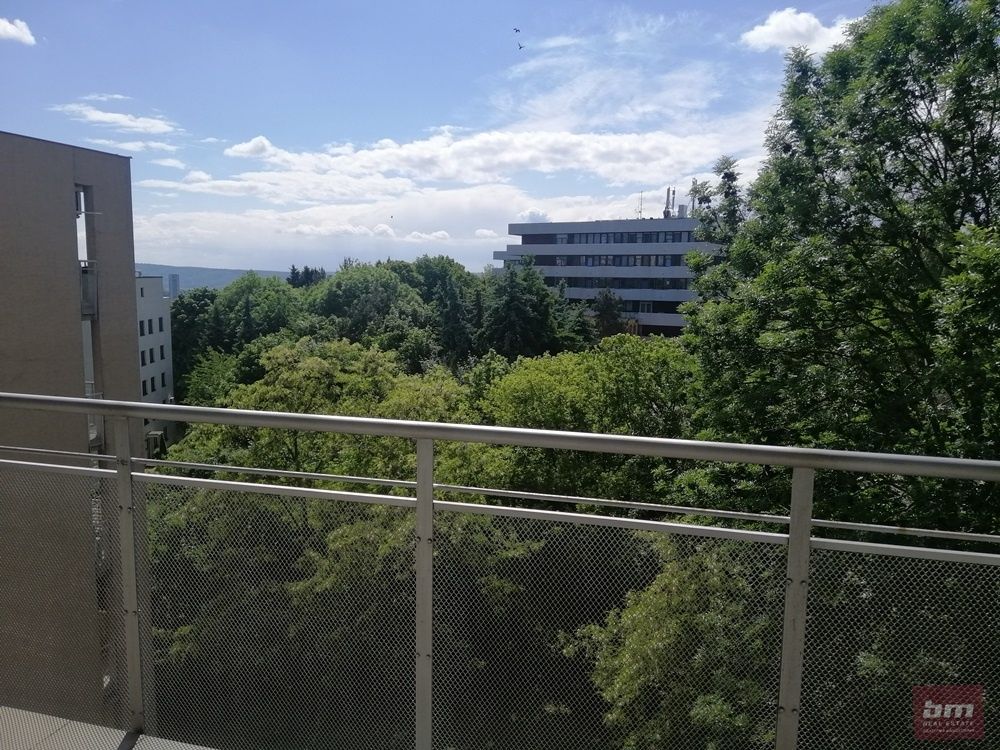 Prenájom slnečného 2 - izb. bytu s terasou a s 2 parkov. miestami na Klenovej ul.