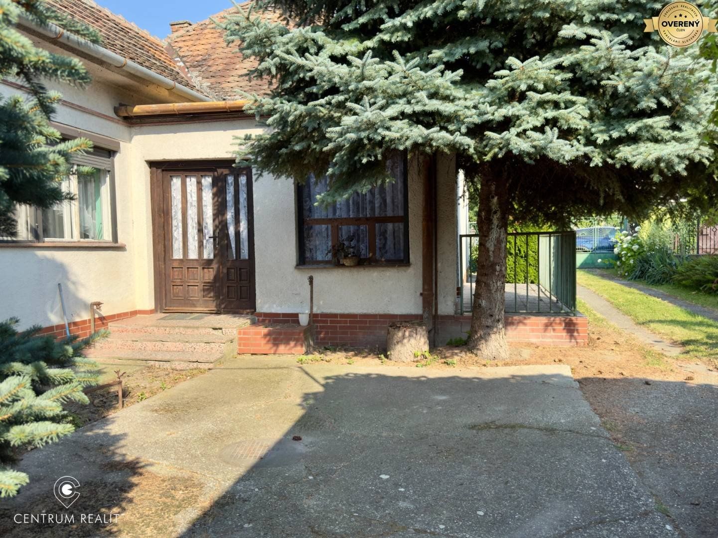 Starší rodinný dom s veľkým pozemkom 828 m2, Hamuliakovo
