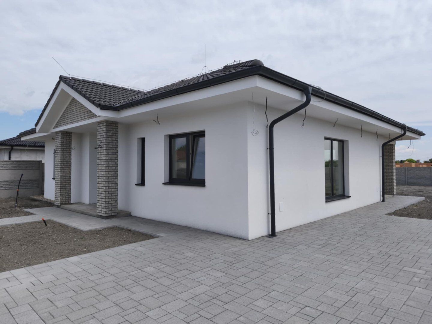 NOVOSTAVBA: Krásny, atraktívny, priestranný 4-izbový rodinný dom na predaj v obci Povoda, 1 km od Dunajskej Stredy, pozemok 700 m2