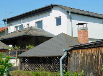 Priestranný rodinný dom: dve nadzemné podlažia, plný suterén, záhradný domček, garáž, veľký pozemok, ihneď voľné