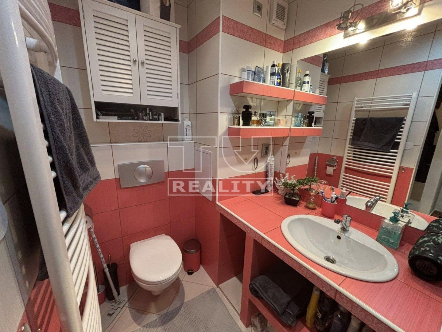 Na predaj: Zariadený 2-izbový byt po kompletnej rekonštrukcii – Svit, 55 m², 2. poschodie, 2 pivnice, nízke mesačné náklady