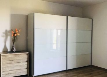 Pokojné bývanie pri lese a jazere – 1-izbový apartmán v Rezidencii Draždiak