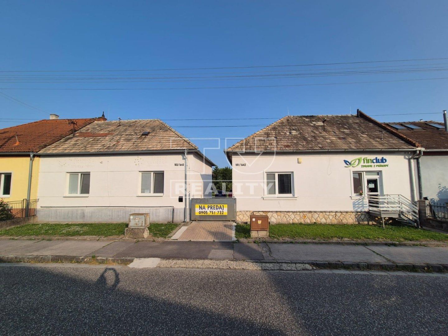 INVESTIČNÁ PRÍLEŽITOSŤ – 2 RODINNÉ DOMY PO INTERIÉROVEJ REKONŠTRUKCII NA JEDNOM POZEMKU (14 árov) – LEVICE, ŠIRŠIE CENTRUM