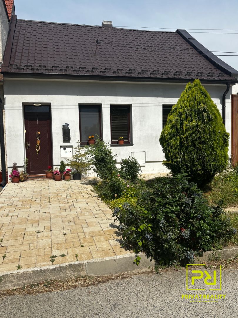 Ponúkame na predaj 3 izbový rodinný dom postavený v radovej zástavbe v obci Hrnčiarovce nad Parnou.