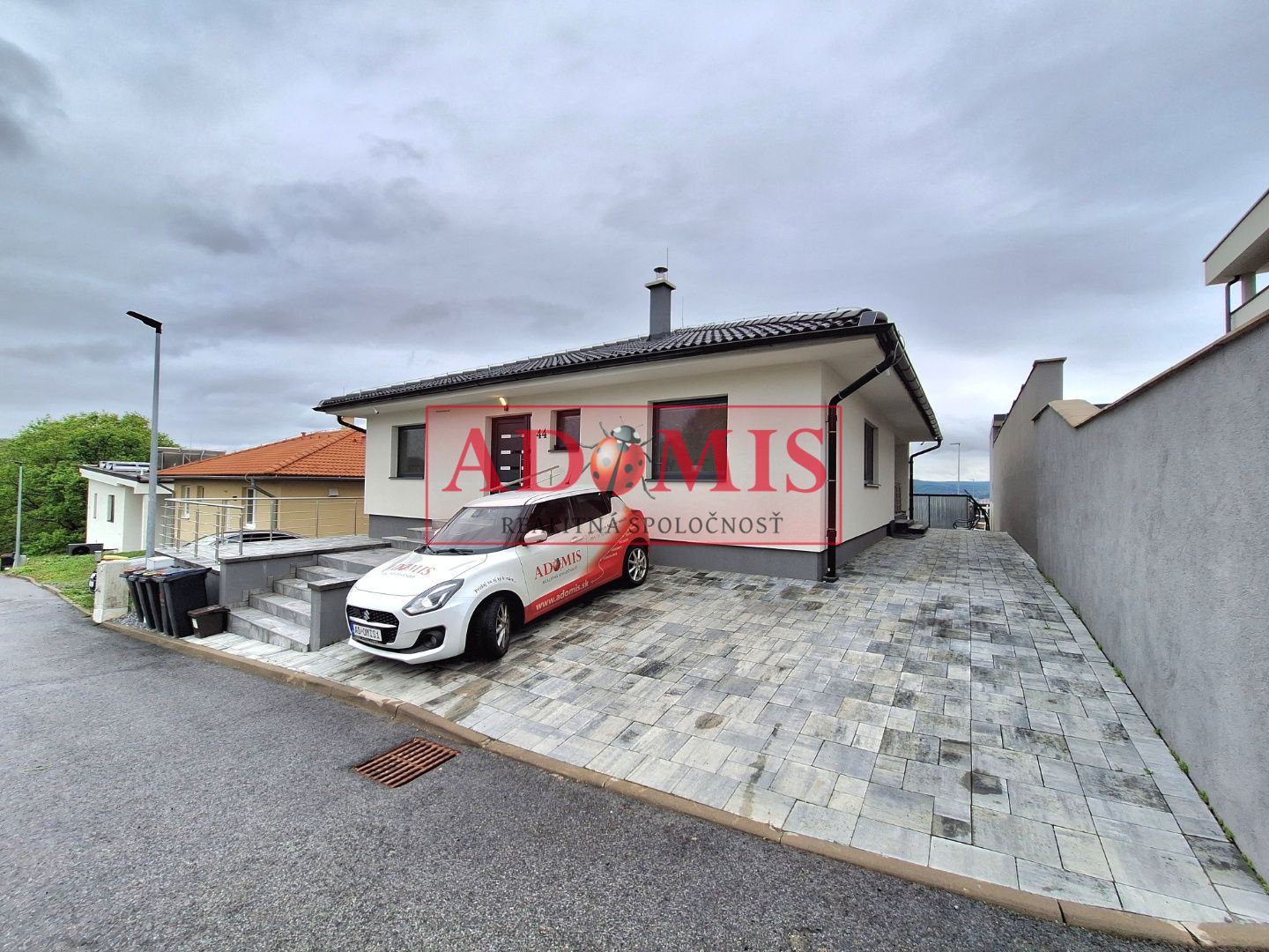 ADOMIS - predáme pekný obývaný bungalov 4izbový, tepelné čerpadlo, dlažby, terasy, Prešov - Šalgovík