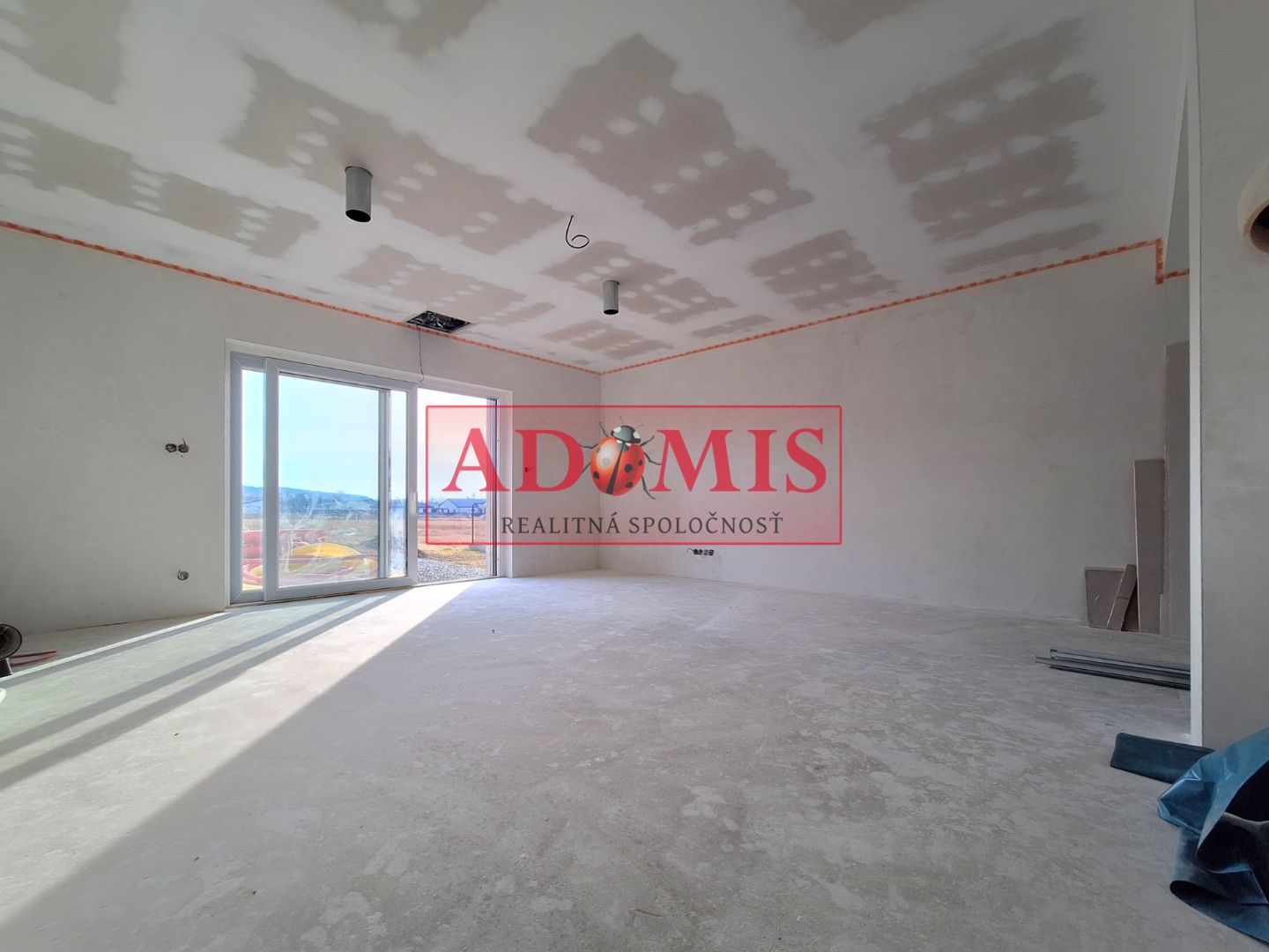 ADOMIS - 4-izbový tehlový bungalov 648m2,komora,2x kúpeľňa,3x wc,rekuperácia,Ruskov, len 15min z Košíc