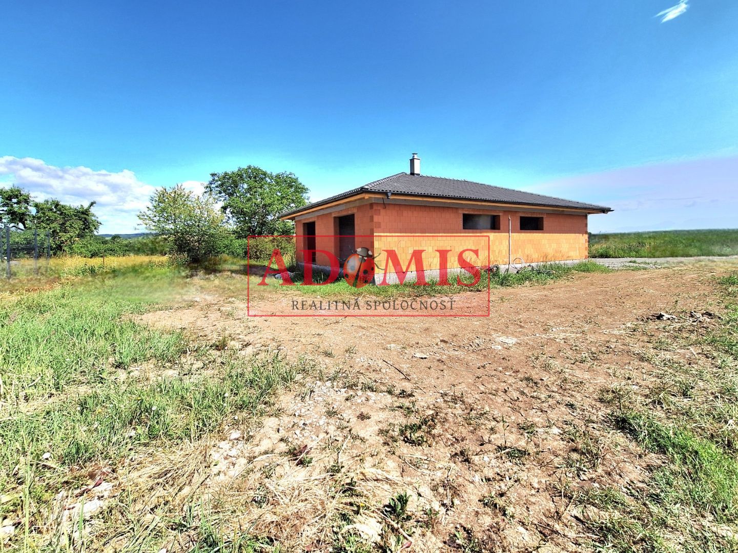 ADOMIS - Predáme 5izbový tehlový bungalov 725m2, komora,tepelko,Ruskov