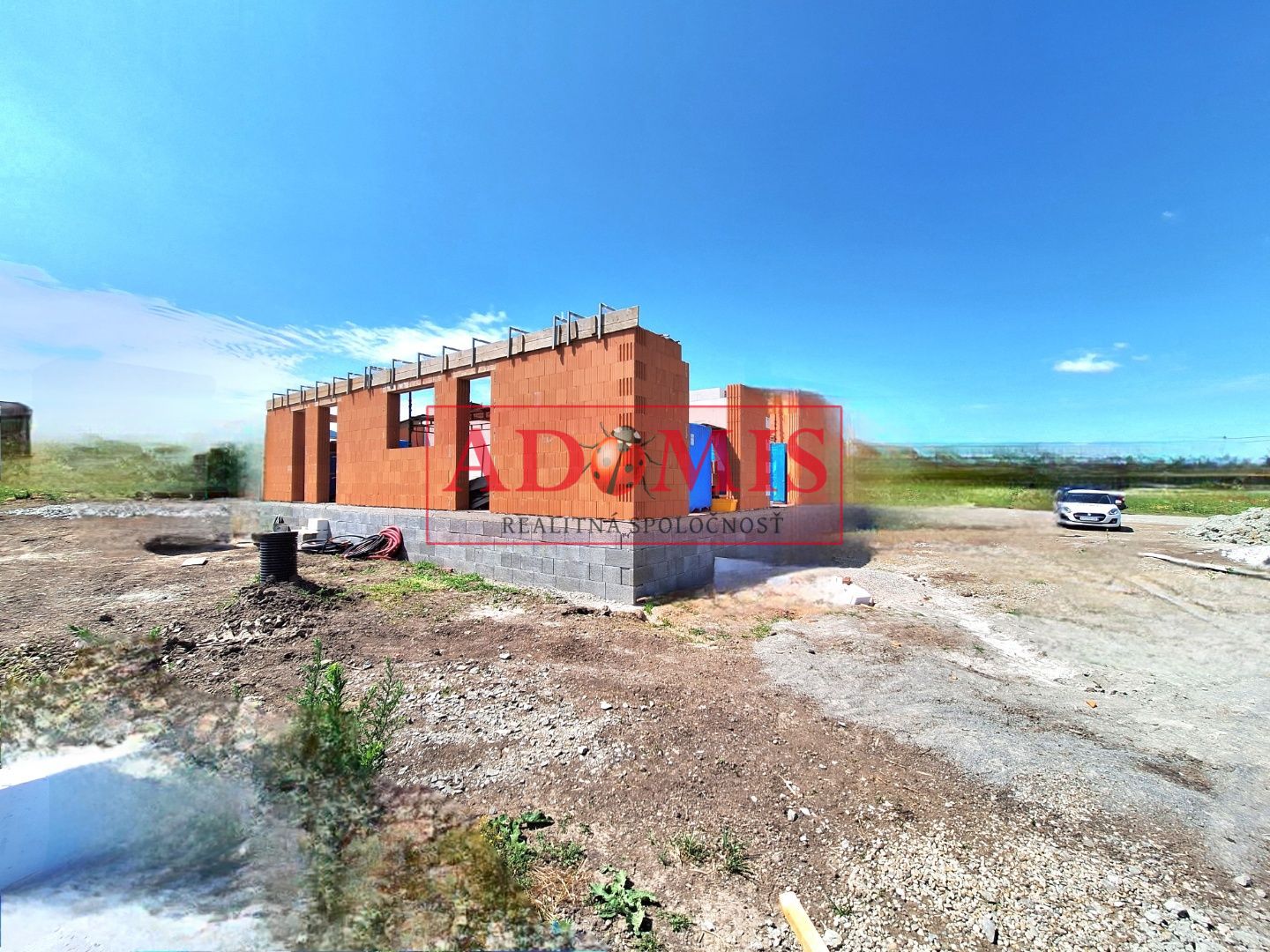 ADOMIS - predáme 4izbový nadštandardný tehlový bungalov, pozemok 606m2,kanalizácia, obecná voda, Ruskov