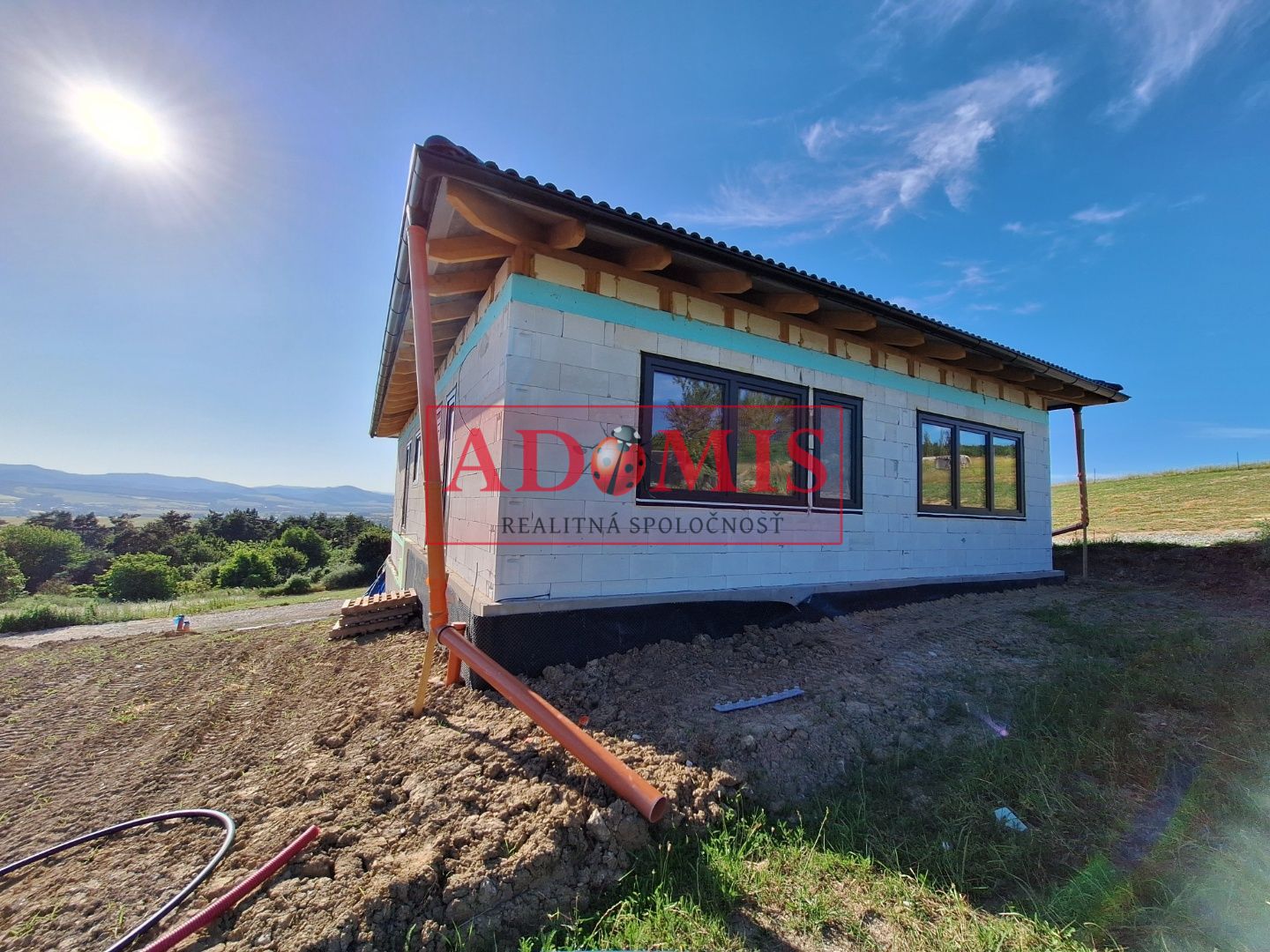 ADOMIS - predám nadštandardná 6-izbová NOVOSTAVBA, komora,garáž,206m2,Ortáše 607m2, iba 18 km od Košíc