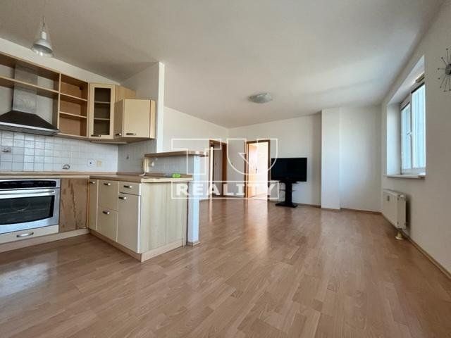 NA PREDAJ VEĽKÝ 4-IZBOVÝ BYT (86 m2), S BALKÓNOM, TEHLOVÁ BYTOVKA, PIARISTICKÁ UL.- TRENČÍN. IHNEĎ VOĽNÝ.
